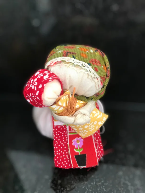 Boneca de pano com vestido estampado e chapéu de retalhos